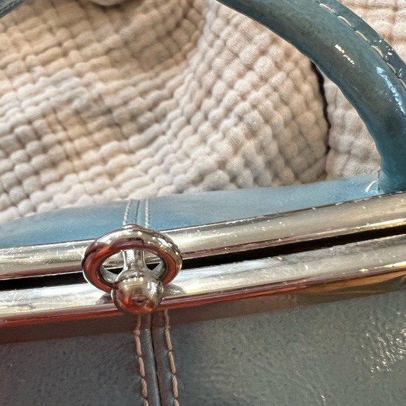 NINE WEST HANDBAG patent polyurethane. Snap close, Metal top frame - Picture 3 of 9